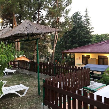 Cafe-Hotel Assir Піцунда Екстер'єр фото