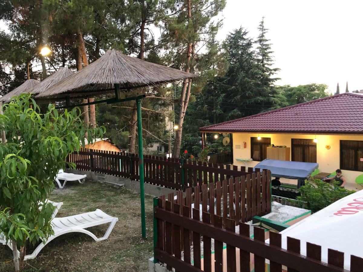 Cafe-Hotel Assir Піцунда Екстер'єр фото